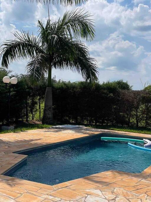 Casa com piscina em condomínio ensolarada!