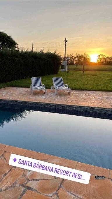 Casa com piscina em condomínio ensolarada!