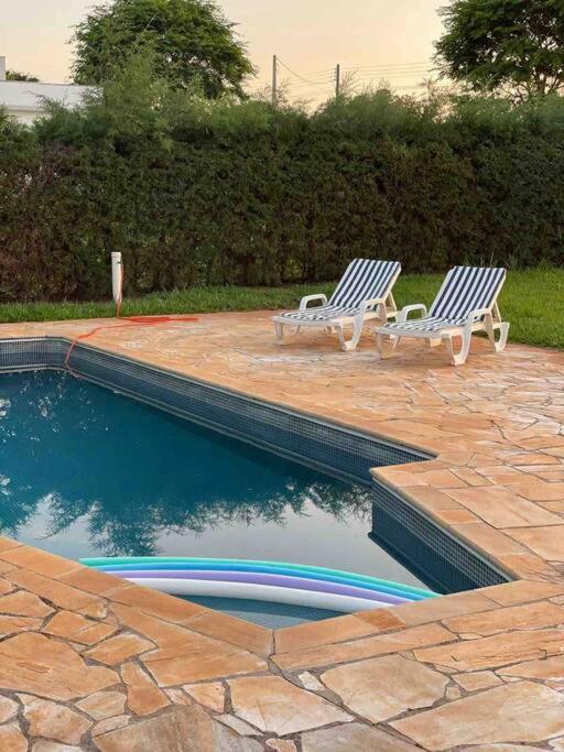 Casa com piscina em condomínio ensolarada!