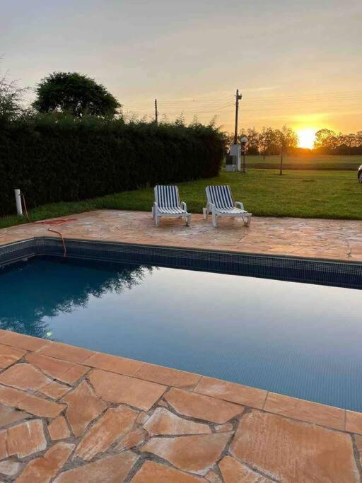 Casa com piscina em condomínio ensolarada!