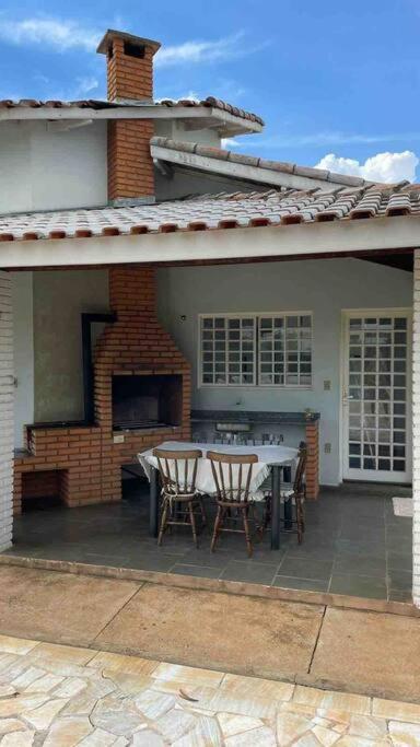 Casa com piscina em condomínio ensolarada!