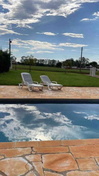 Casa com piscina em condomínio ensolarada!