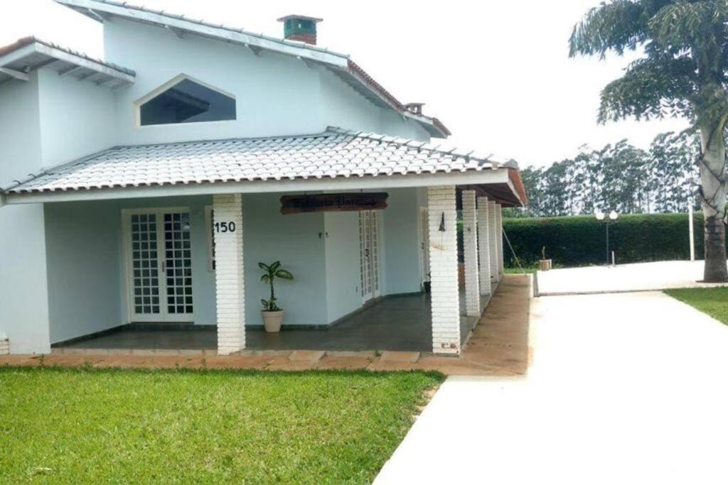 Casa com piscina em condomínio ensolarada!