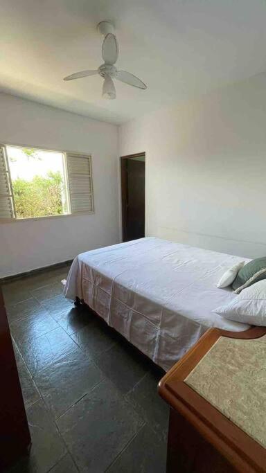 Casa com piscina em condomínio ensolarada!