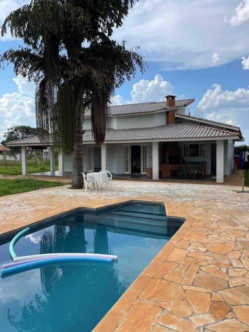 Casa com piscina em condomínio ensolarada!