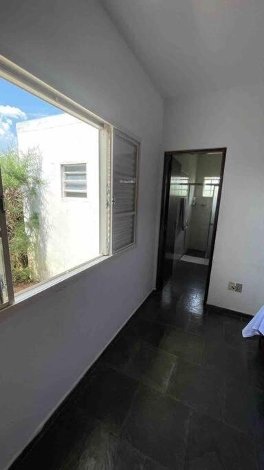 Casa com piscina em condomínio ensolarada!
