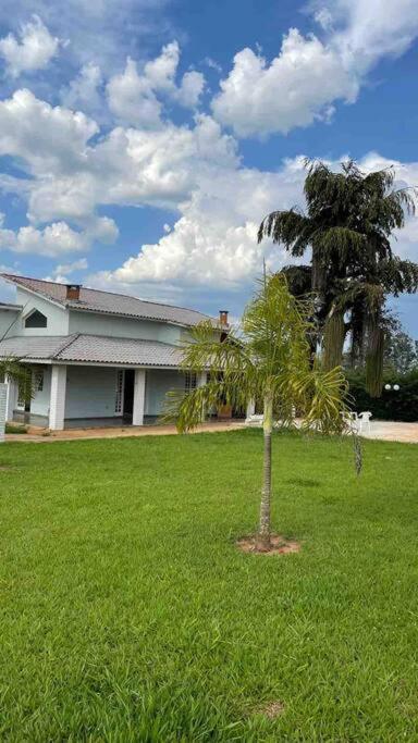 Casa com piscina em condomínio ensolarada!
