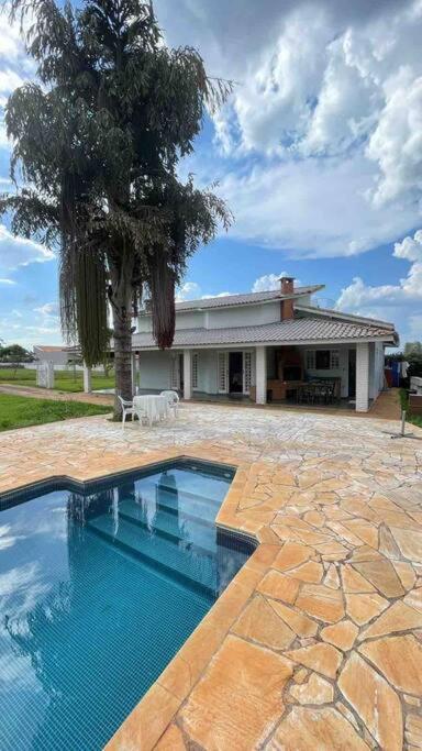 Casa com piscina em condomínio ensolarada!