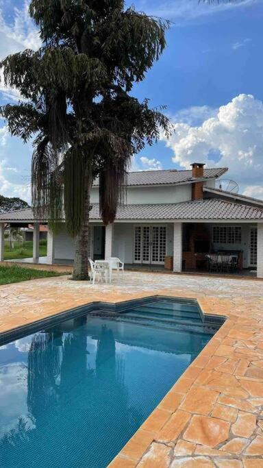 Casa com piscina em condomínio ensolarada!