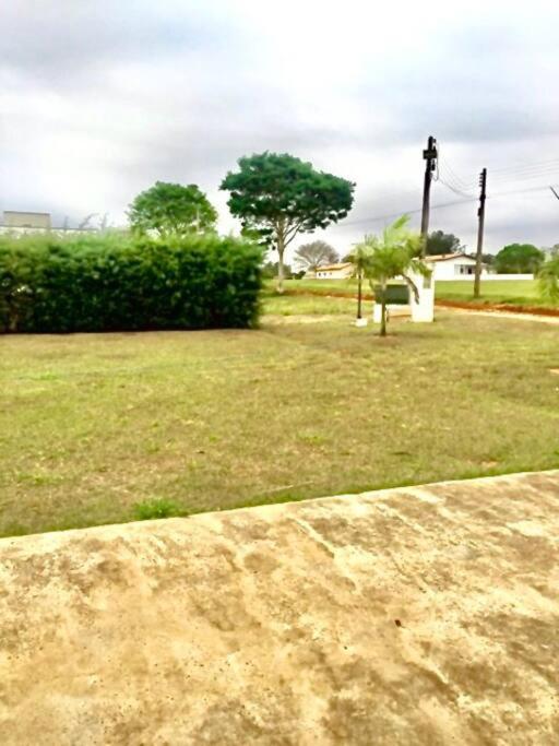 Casa com piscina em condomínio ensolarada!