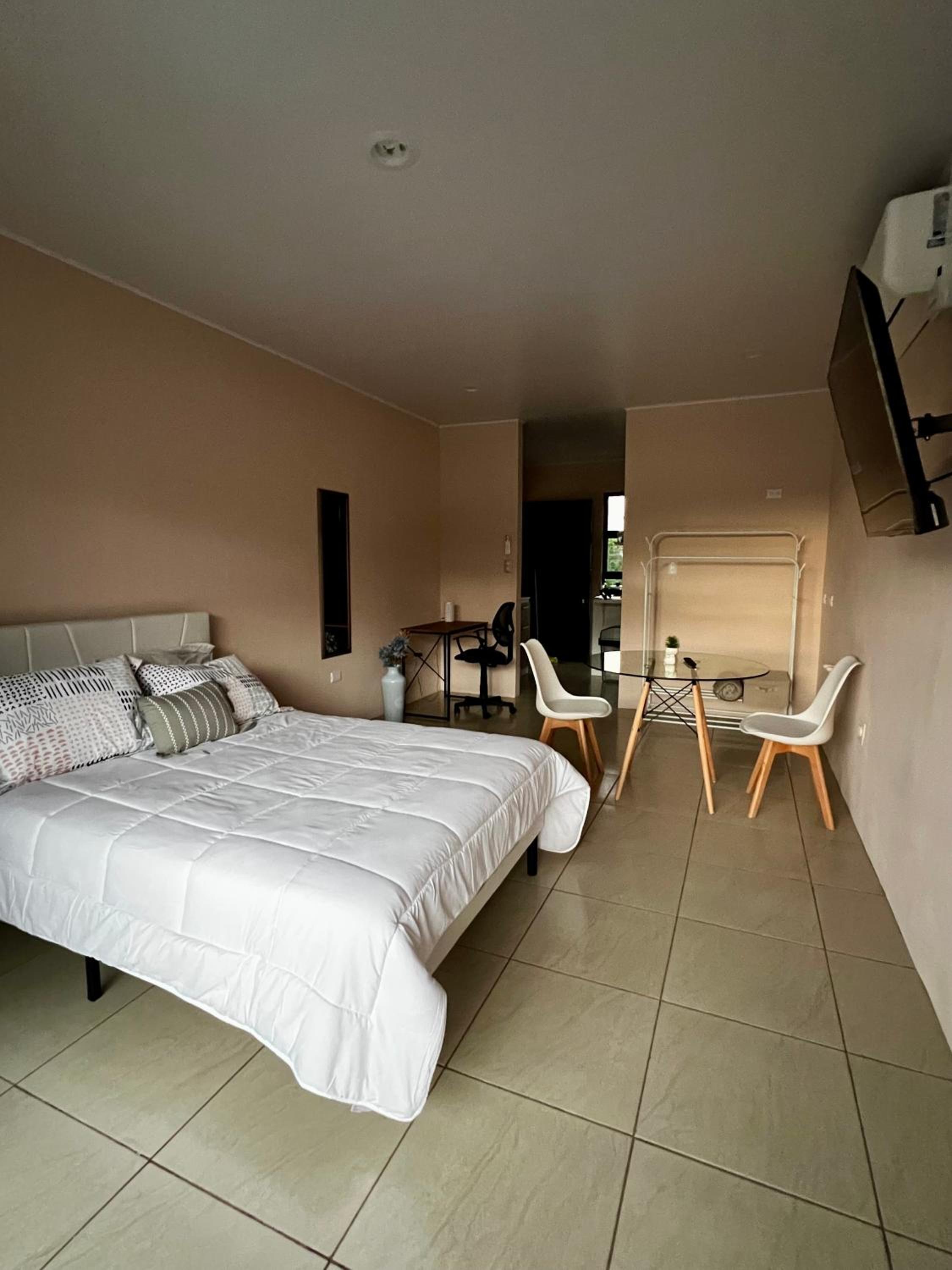 Rooftop and stunning Arenal Volcano views 3 minutes from La Fortuna