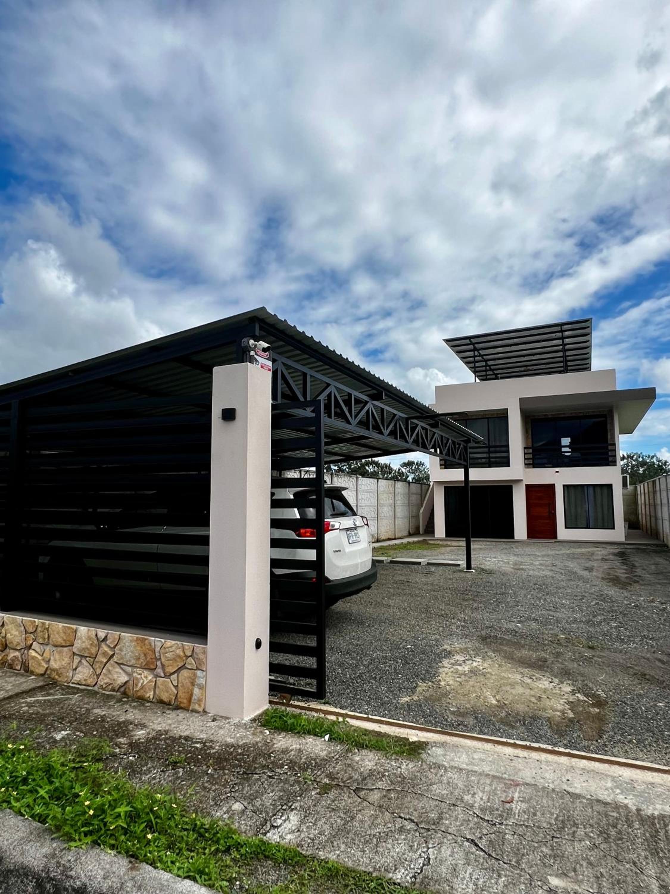 Rooftop and stunning Arenal Volcano views 3 minutes from La Fortuna