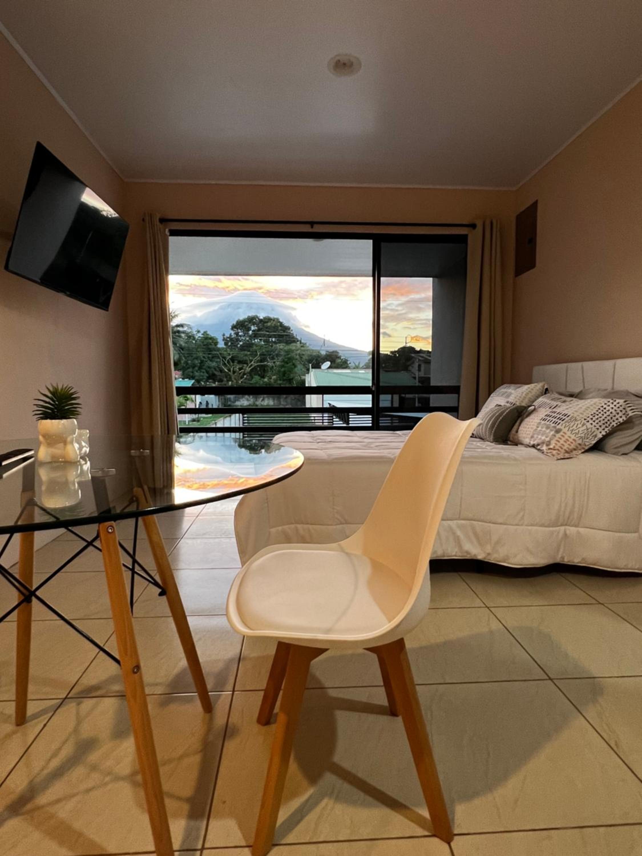 Rooftop and stunning Arenal Volcano views 3 minutes from La Fortuna