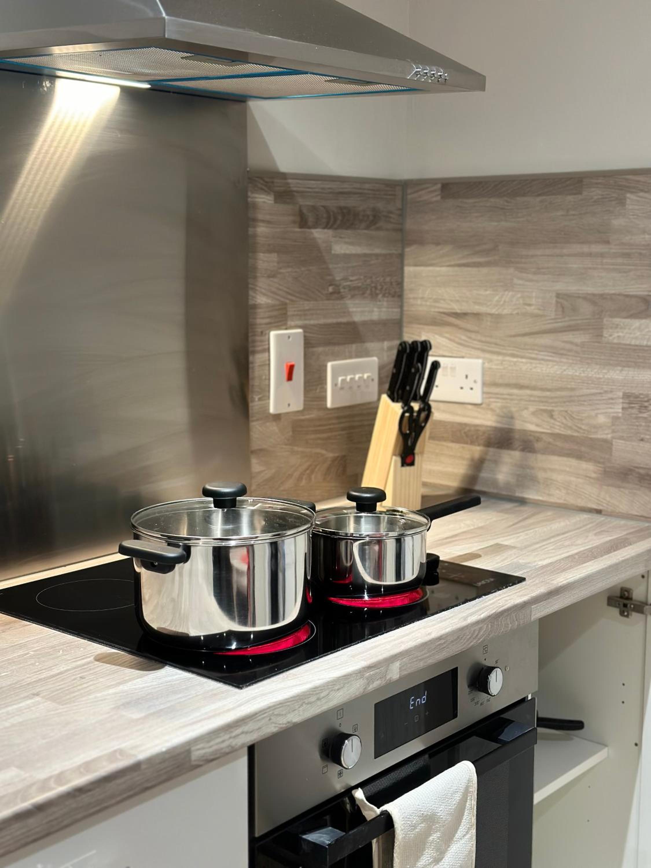 Mia Residences Cosy 2 bed flat, Wi-Fi Netflix, Free Parking view 5