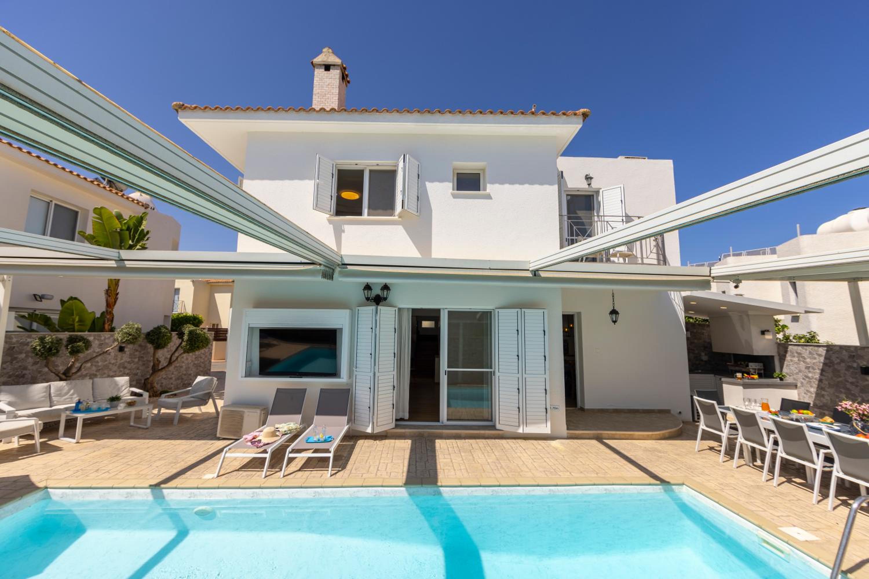 Accomoteleia Crystal Lagoon Villa