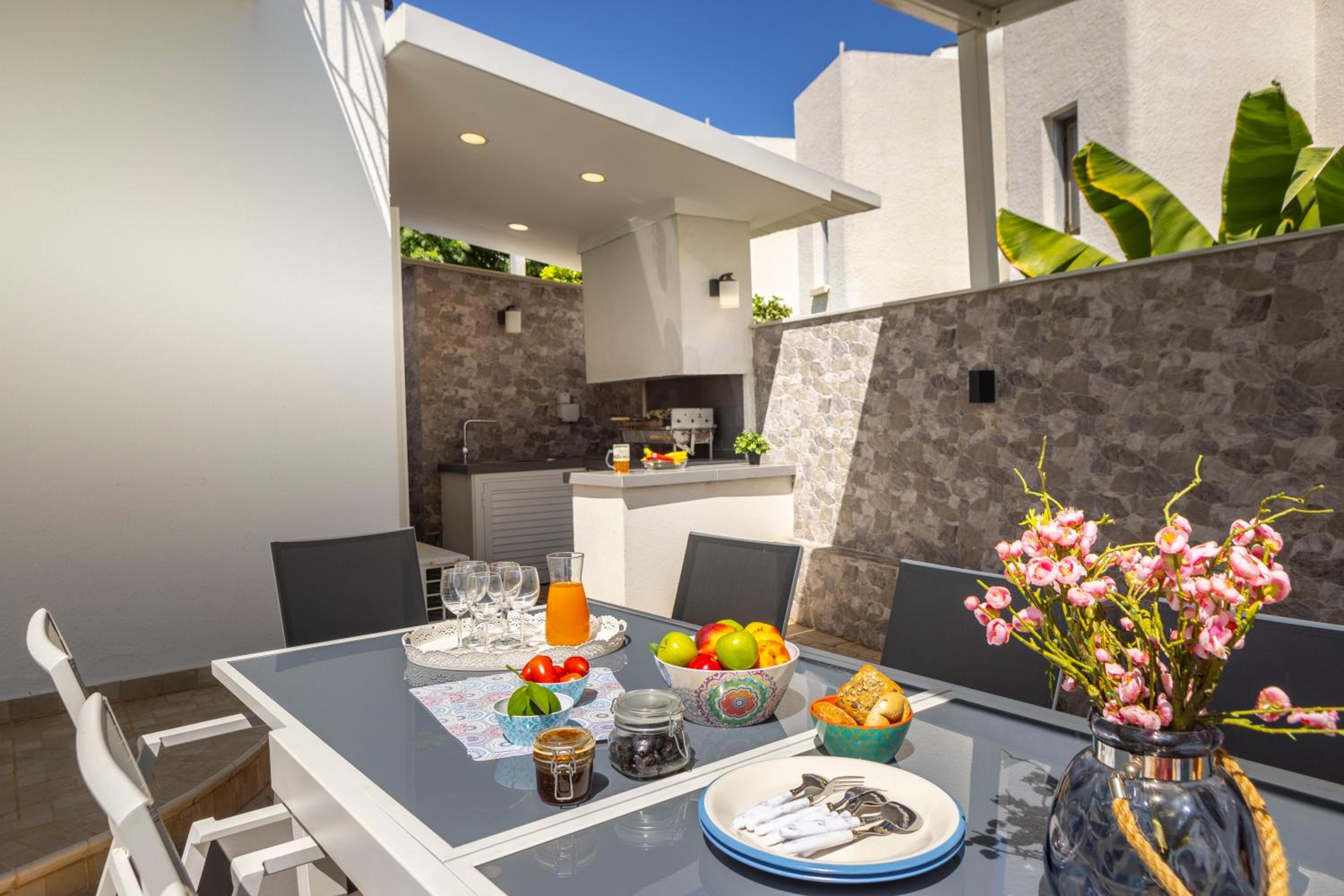 Accomoteleia Crystal Lagoon Villa