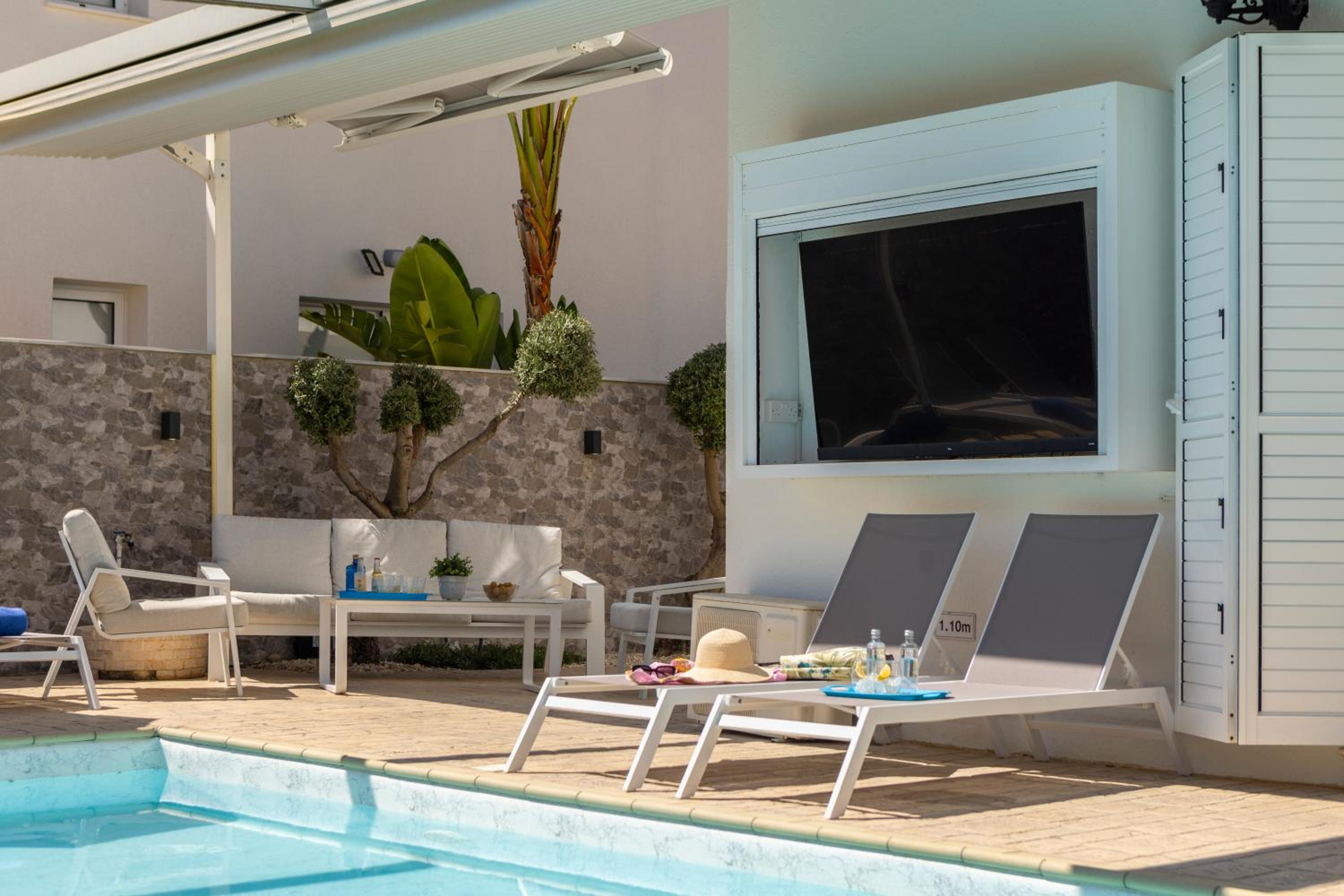 Accomoteleia Crystal Lagoon Villa