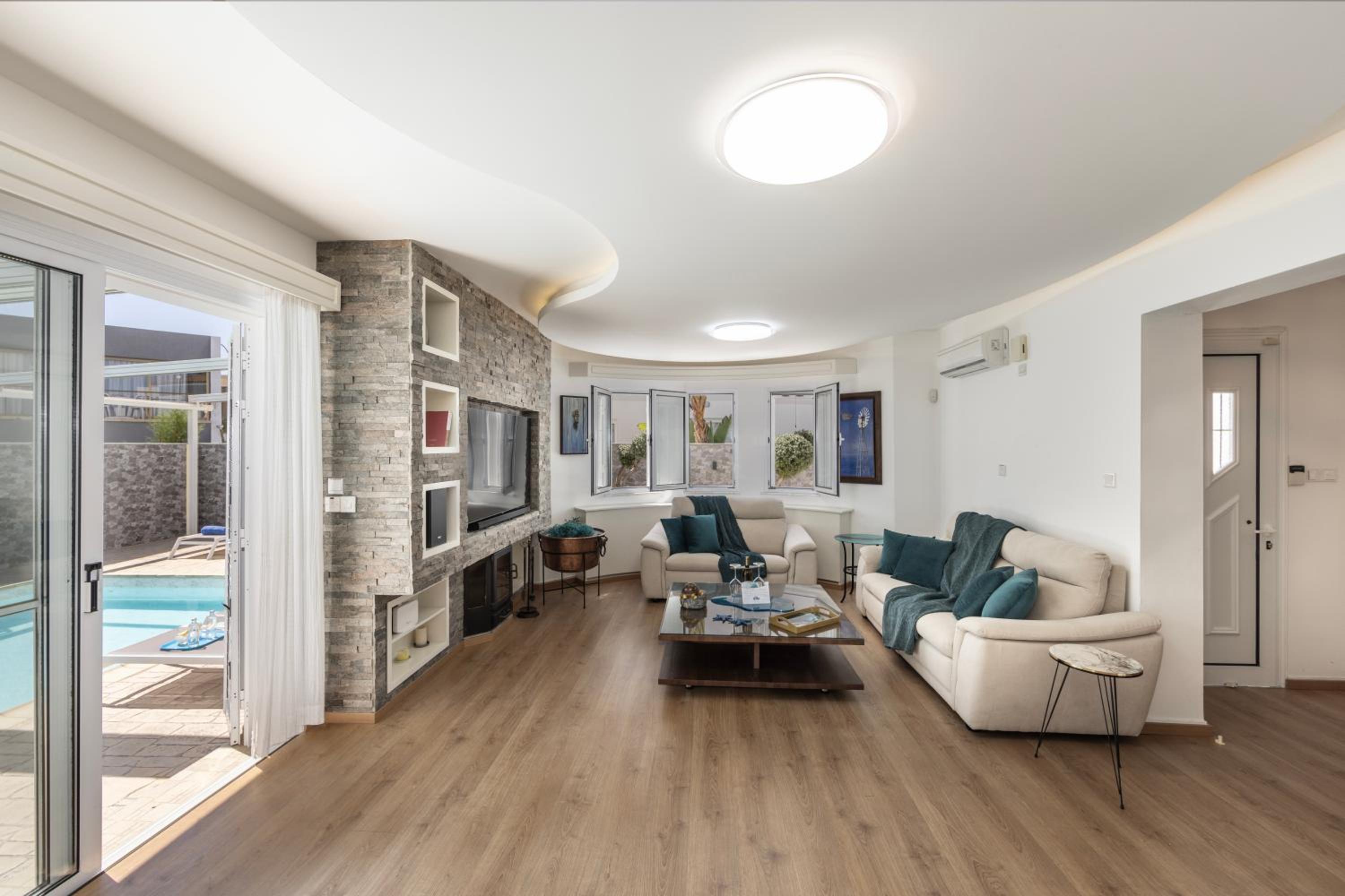 Accomoteleia Crystal Lagoon Villa