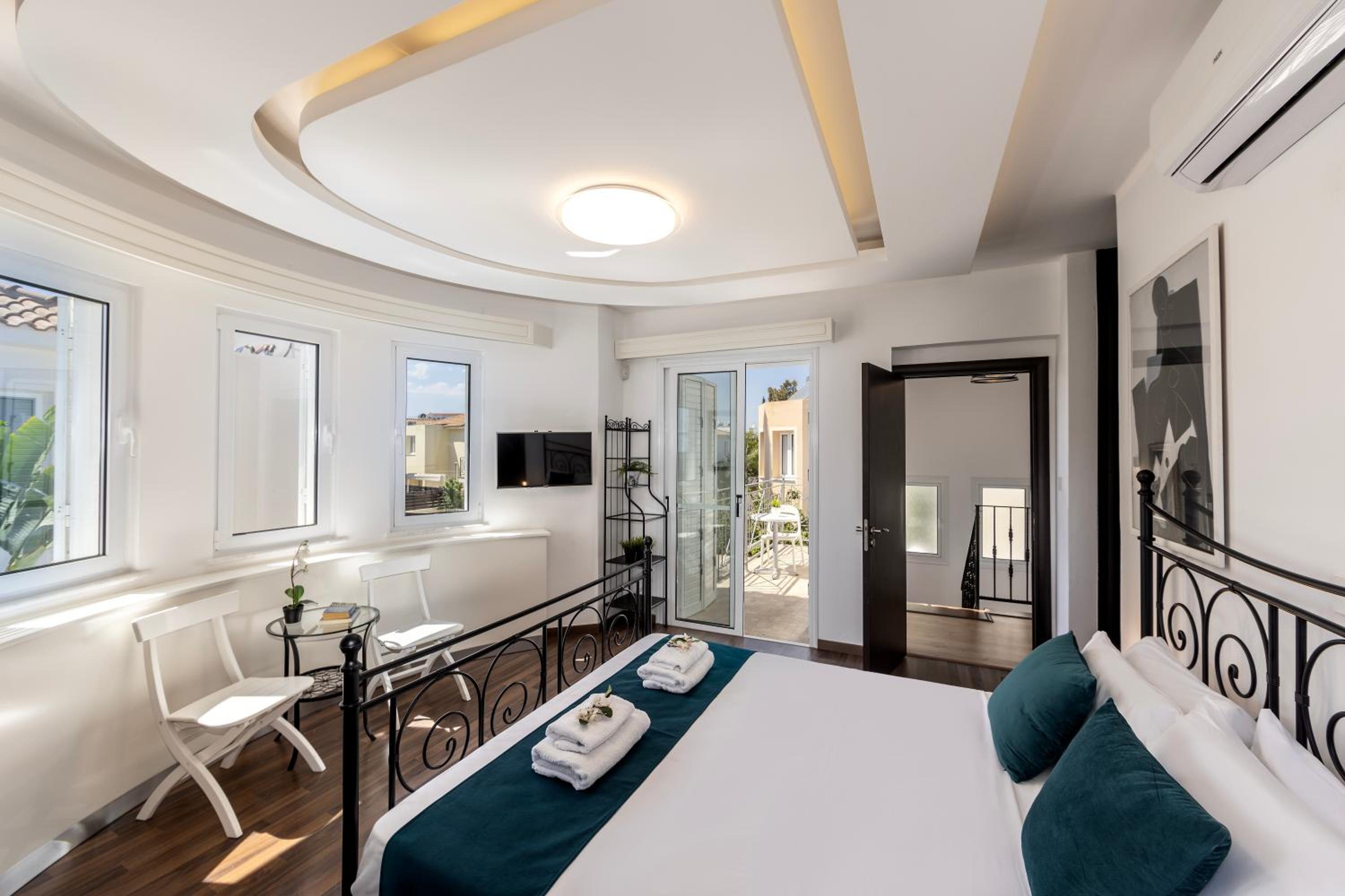 Accomoteleia Crystal Lagoon Villa