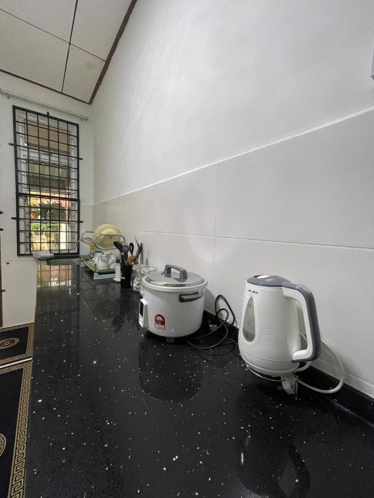 THREE ROOMS WITH WIFI HOMESTAY D’RAZAK IN KUALA TERENGGANU