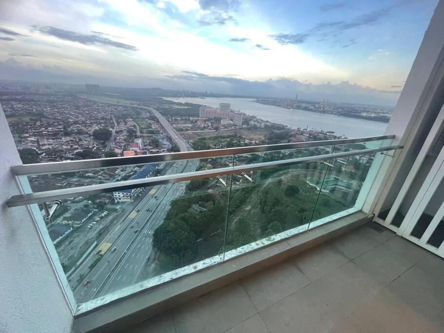 Paragon Suites CIQ 1BR Bathtub Balcony