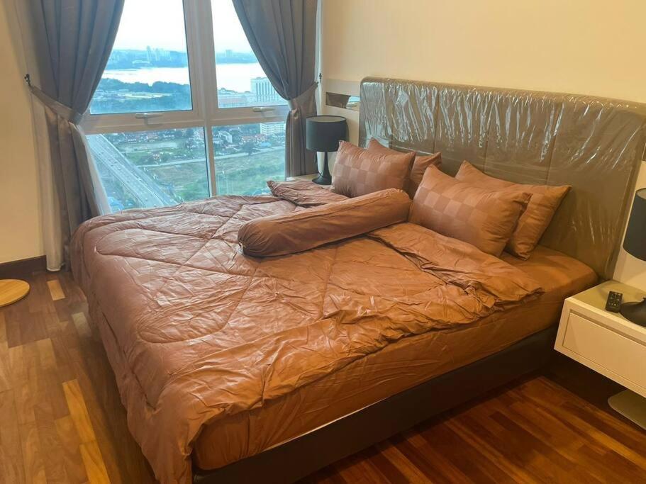 Paragon Suites CIQ 1BR Bathtub Balcony