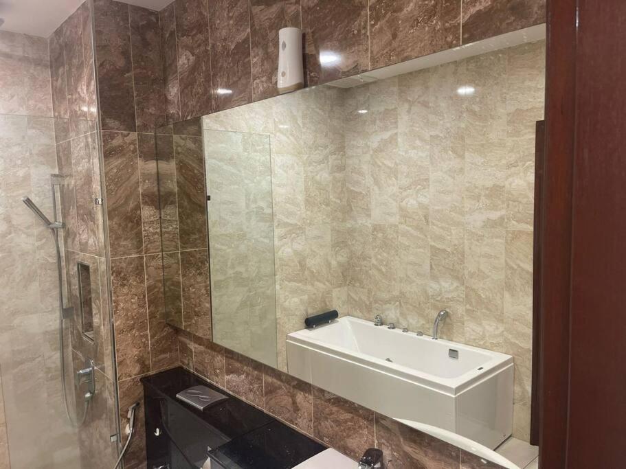 Paragon Suites CIQ 1BR Bathtub Balcony