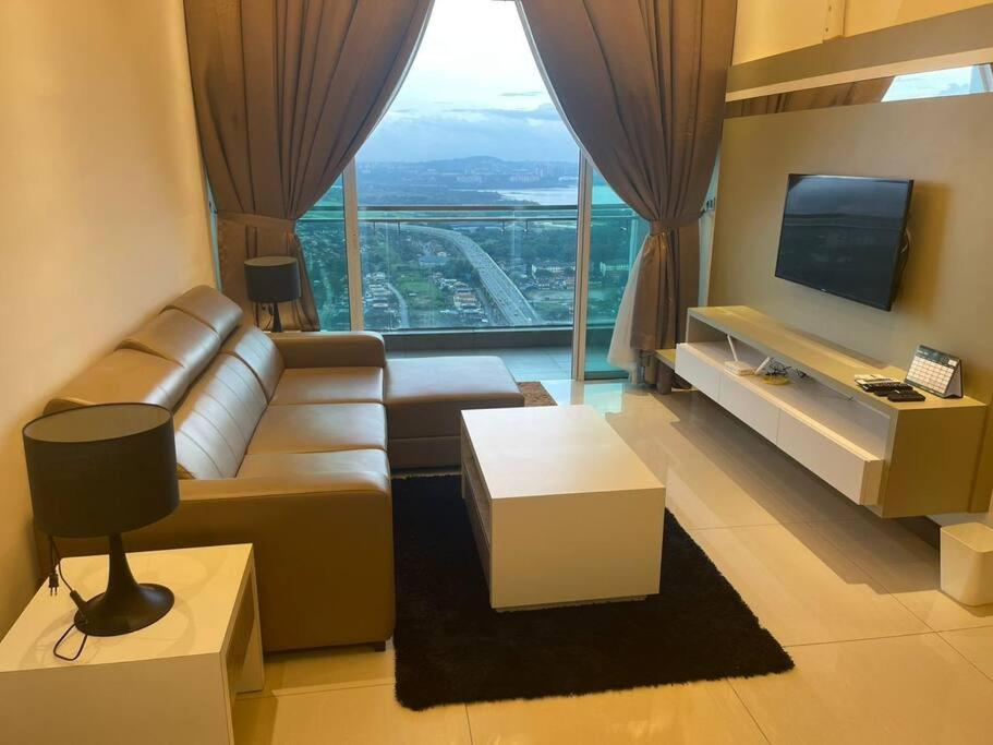 Paragon Suites CIQ 1BR Bathtub Balcony