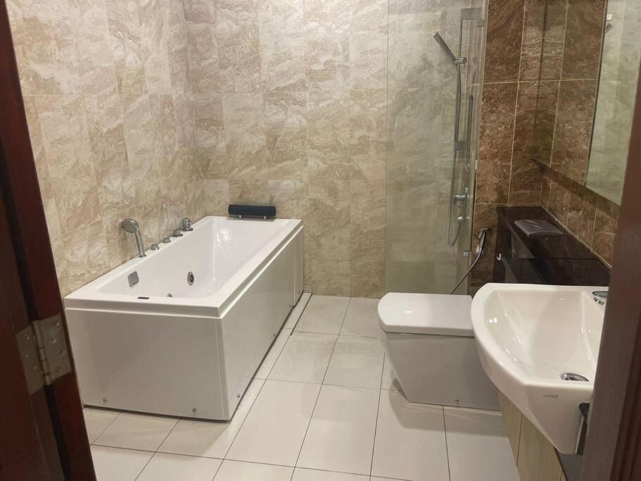 Paragon Suites CIQ 1BR Bathtub Balcony