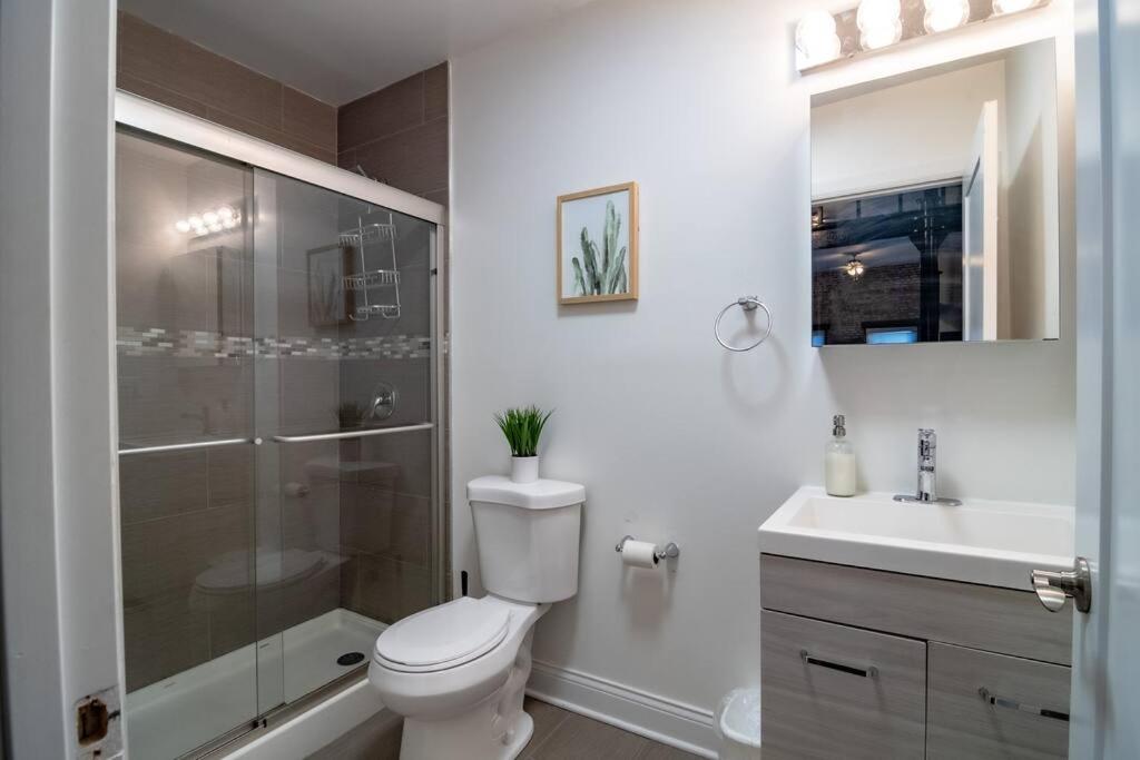 Luxury 5BR South Loop Suite with Pool Table and Optional Parking Near McCormick Place, Field Museum and Soldier Field photo 3