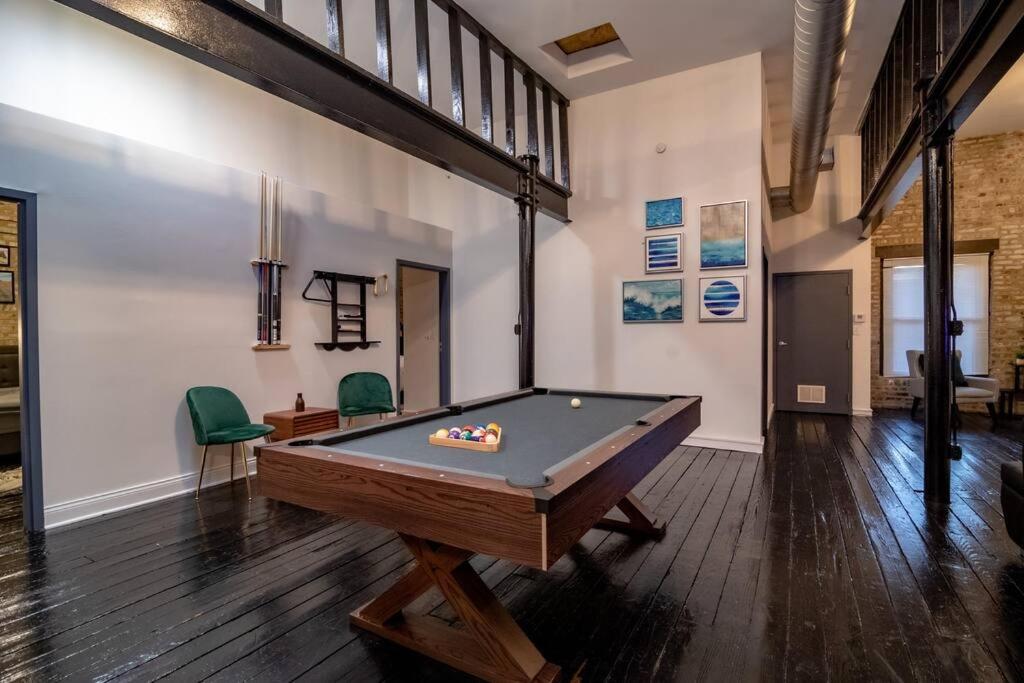 Luxury 5BR South Loop Suite with Pool Table and Optional Parking Near McCormick Place, Field Museum and Soldier Field photo 2