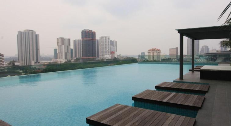 Paragon Suites CIQ 1BR Bathtub Balcony