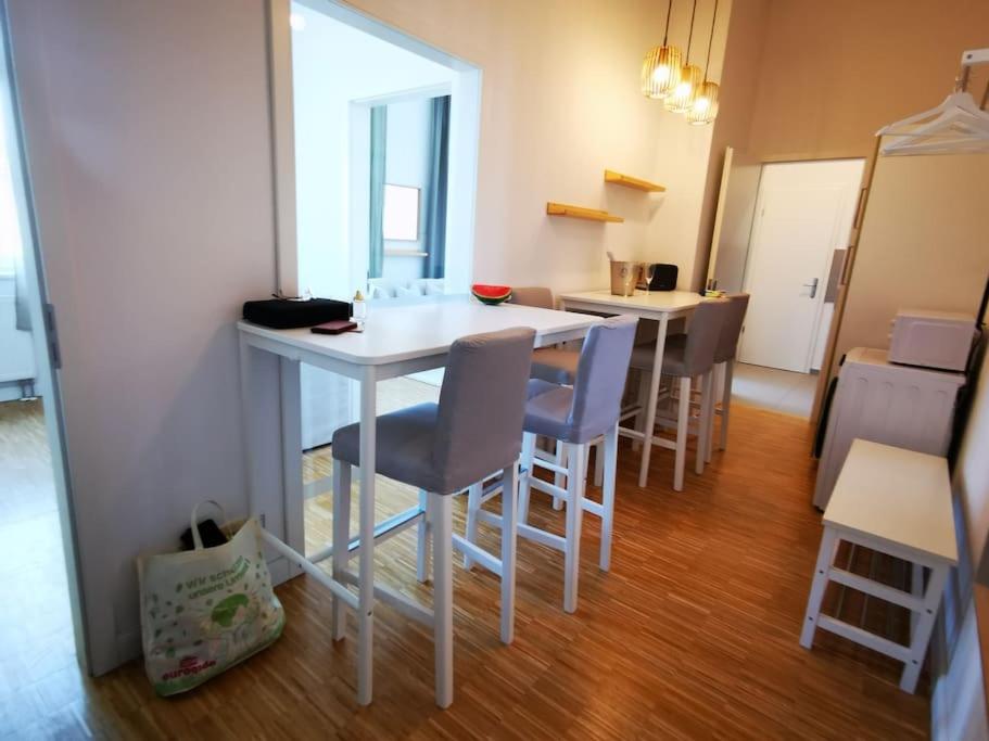 SC 07 by ROCKCHAIR Apartments l SUPERHOST Status l 2,5 Bedrooms Boxspringbeds Balcony Elevator welcomes you!
