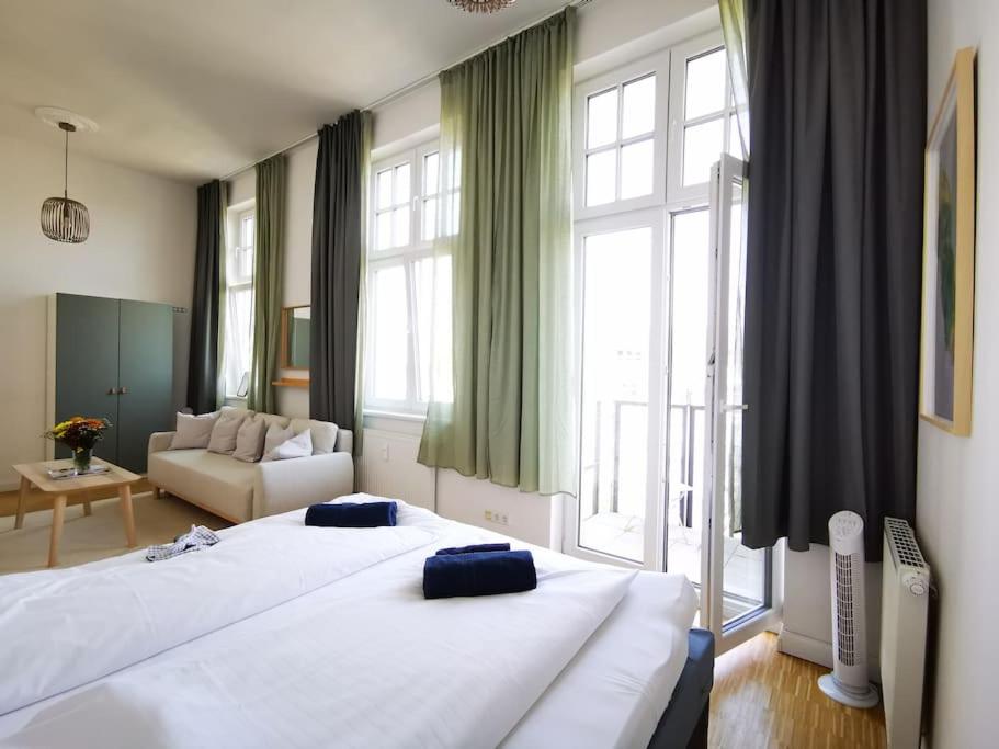 SC 07 by ROCKCHAIR Apartments l SUPERHOST Status l 2,5 Bedrooms Boxspringbeds Balcony Elevator welcomes you!