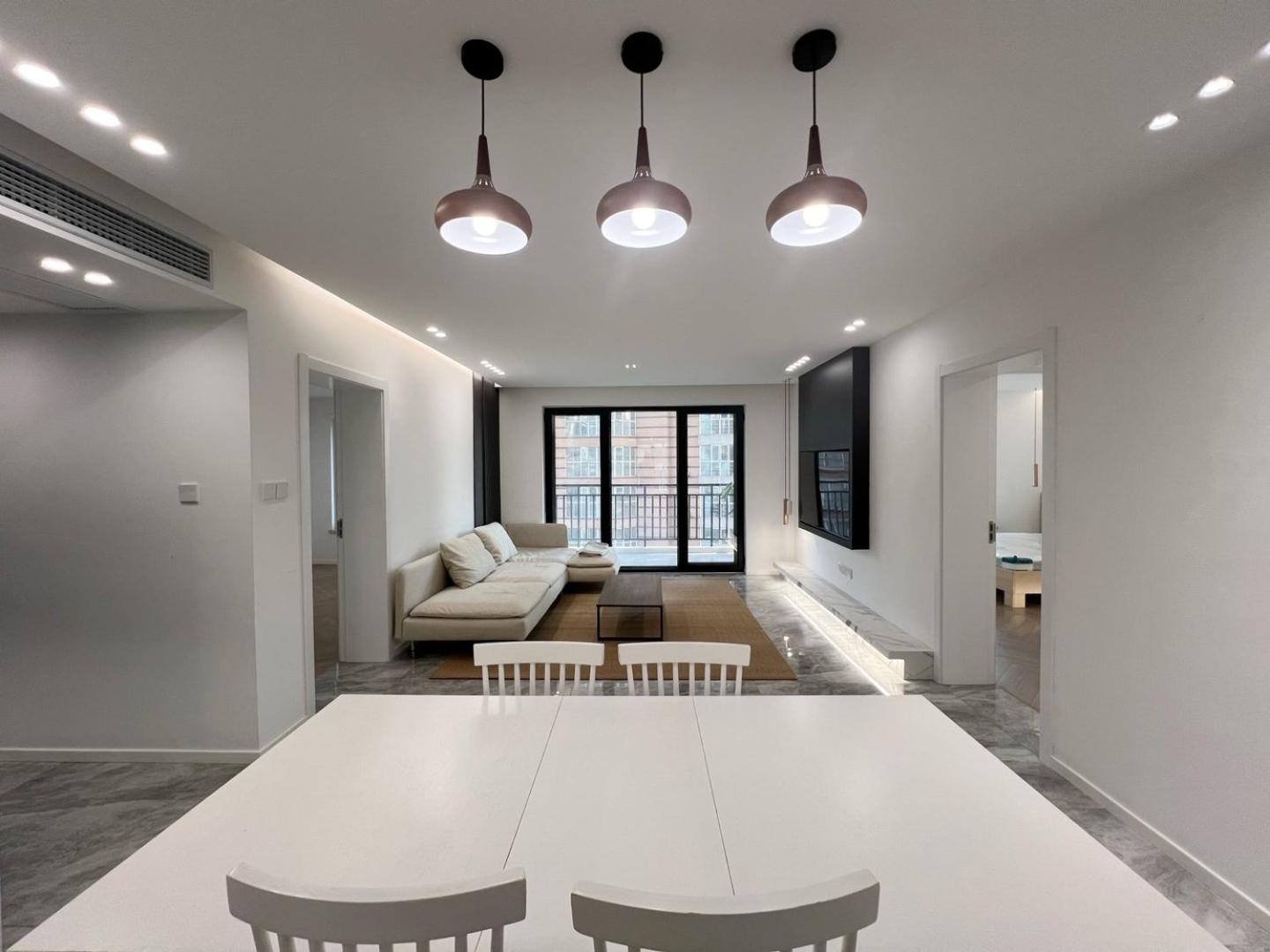 Eastern Hub - Jing'an Temple Branch Art Spacious 3-Bedroom, Sunny House with 2 Balconies