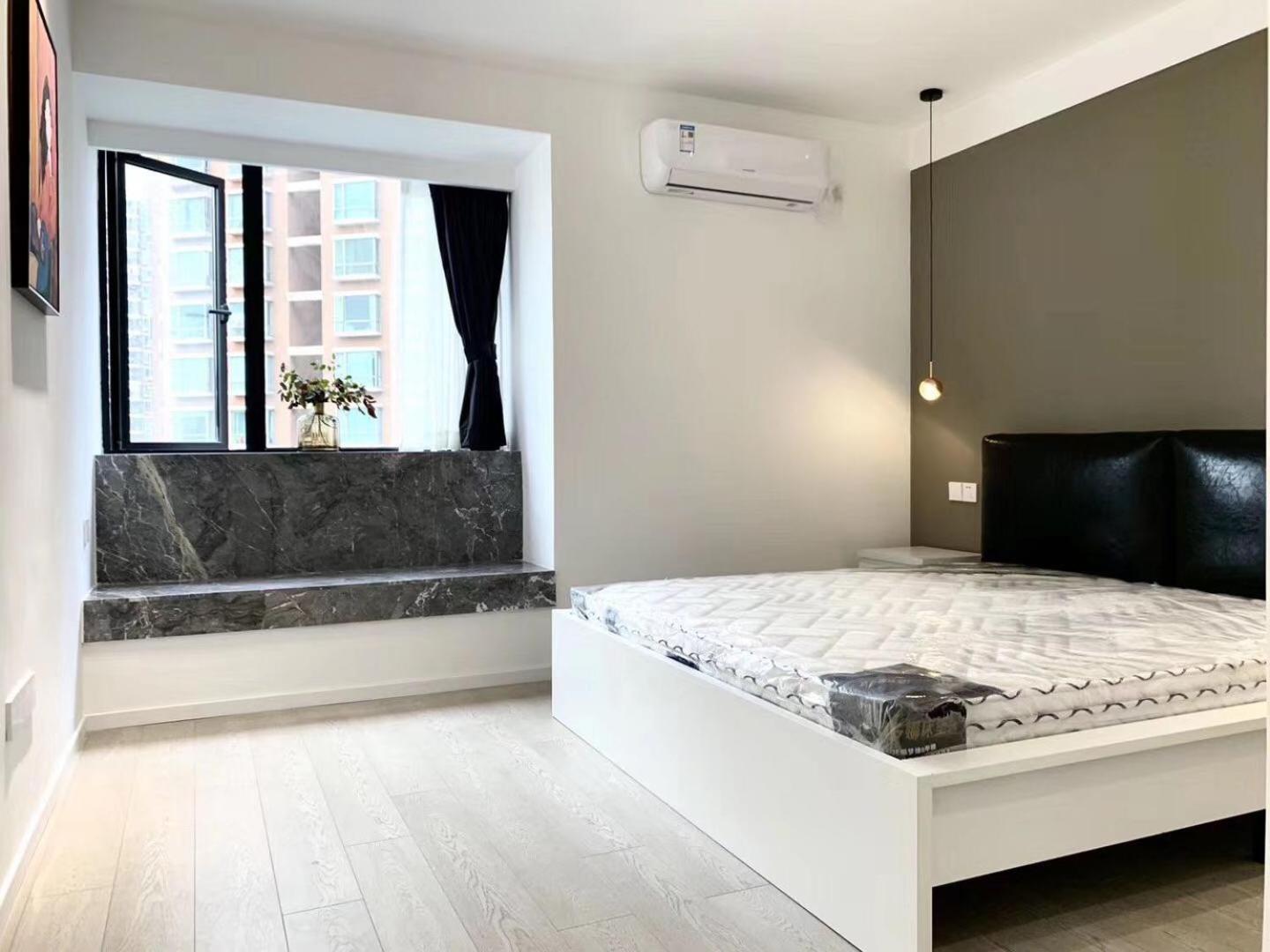 Eastern Hub - Jing'an Temple Branch Stylish 3-Bedroom in Bustling Area, Surrounded by Trendy Bistro and Bar Street, Only 100m from Subway