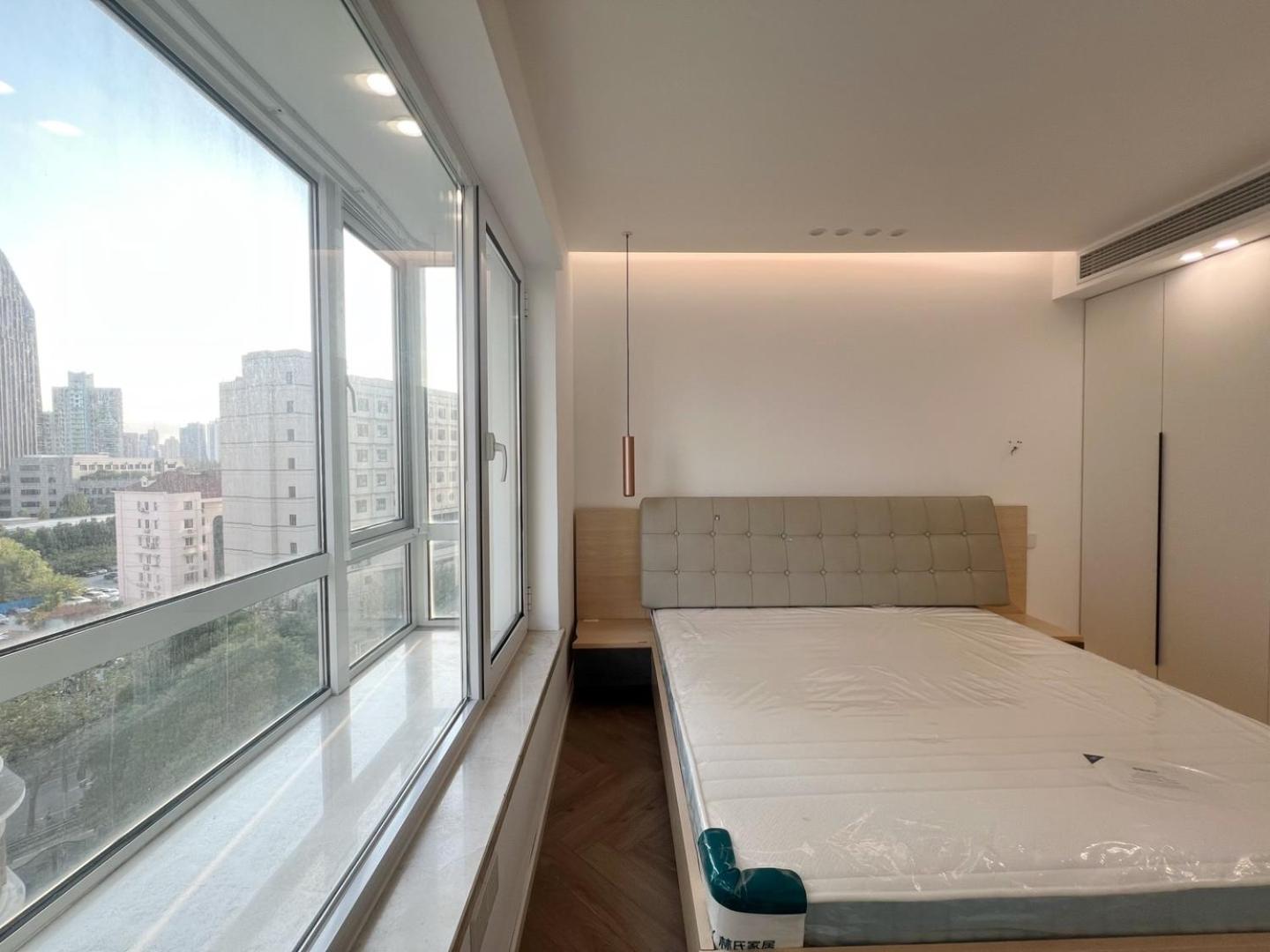 Eastern Hub - Jing'an Temple Branch Art Spacious 3-Bedroom, Sunny House with 2 Balconies
