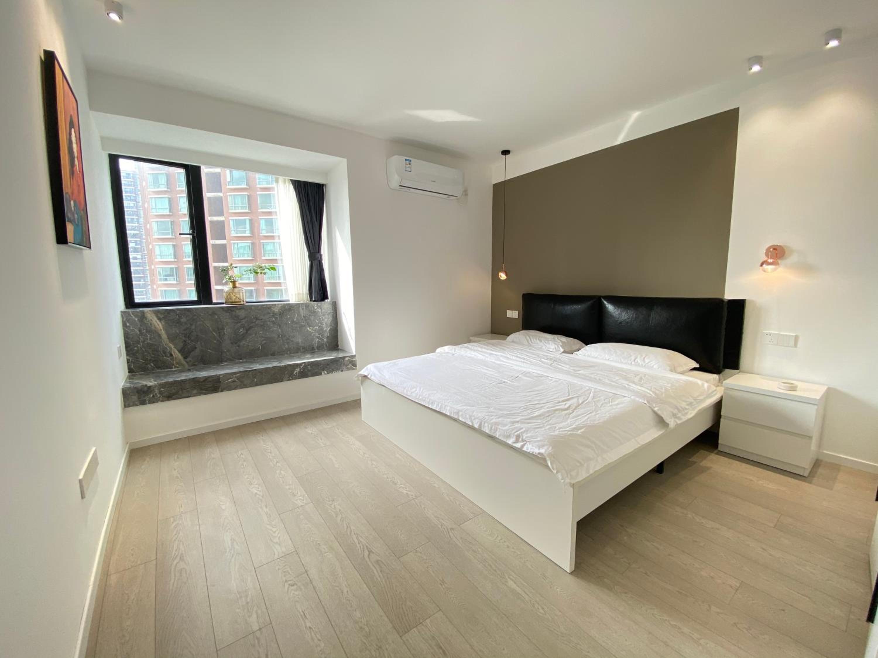 Eastern Hub - Jing'an Temple Branch Stylish 3-Bedroom in Bustling Area, Surrounded by Trendy Bistro and Bar Street, Only 100m from Subway