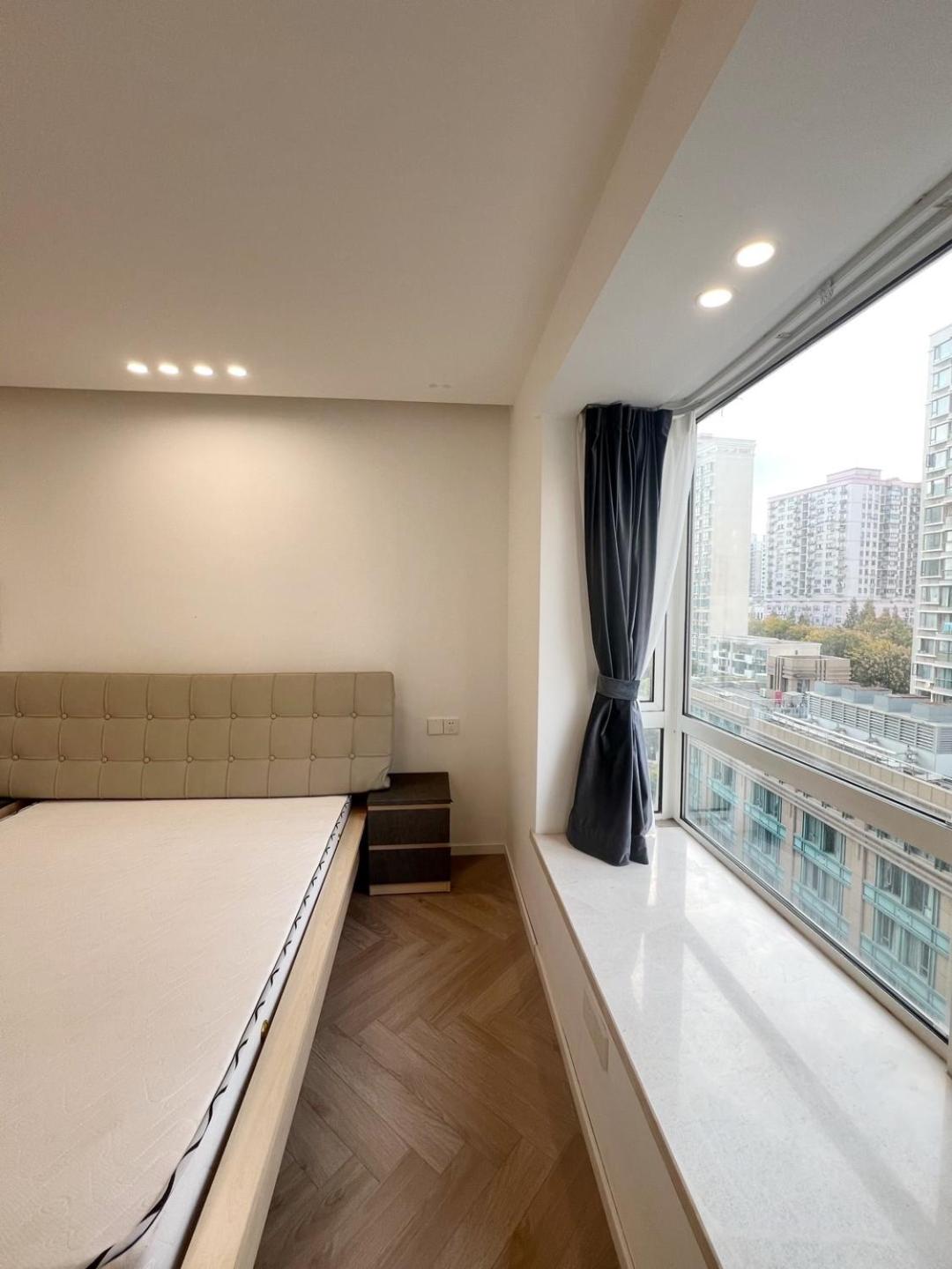 Eastern Hub - Jing'an Temple Branch Art Spacious 3-Bedroom, Sunny House with 2 Balconies