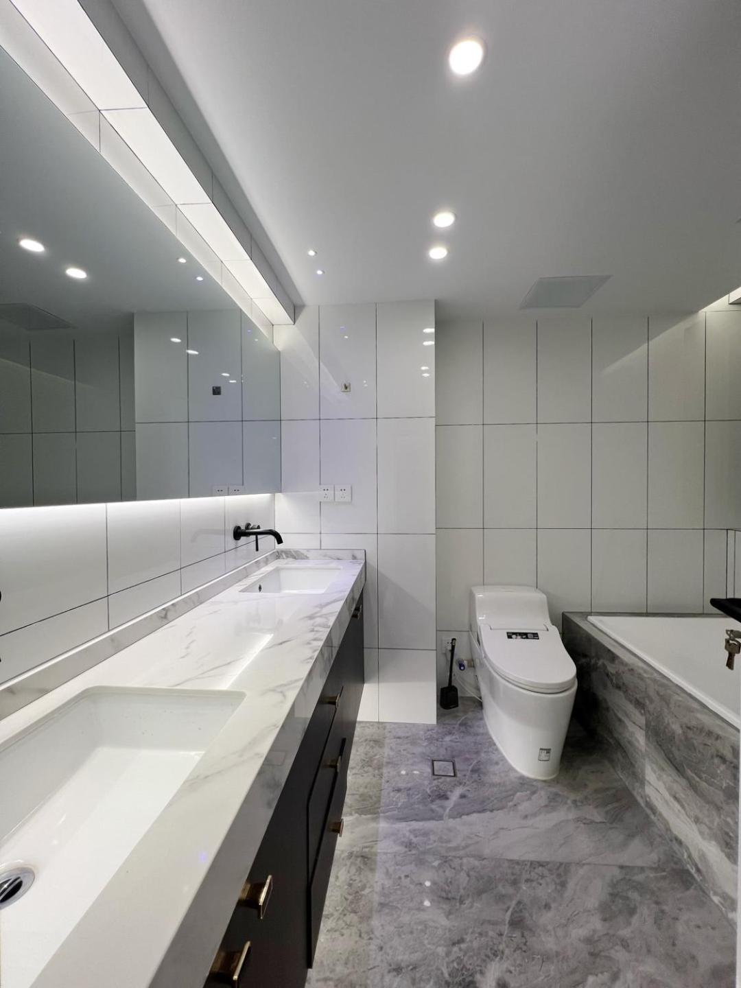 Eastern Hub - Jing'an Temple Branch Art Spacious 3-Bedroom, Sunny House with 2 Balconies