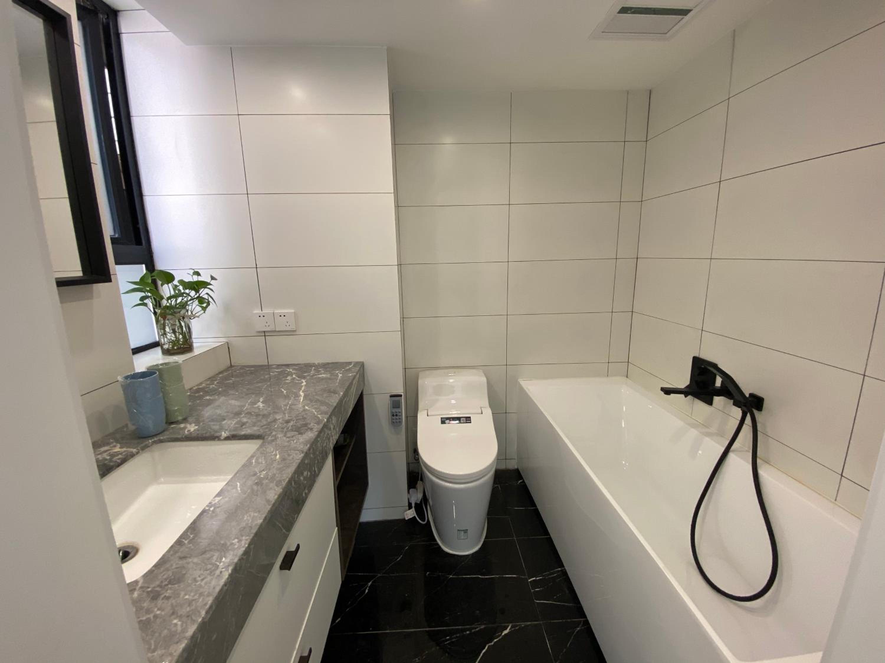 Eastern Hub - Jing'an Temple Branch Stylish 3-Bedroom in Bustling Area, Surrounded by Trendy Bistro and Bar Street, Only 100m from Subway
