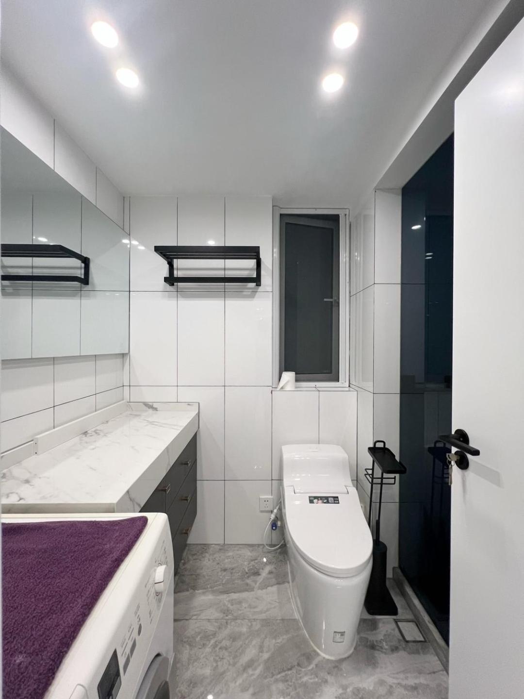 Eastern Hub - Jing'an Temple Branch Art Spacious 3-Bedroom, Sunny House with 2 Balconies