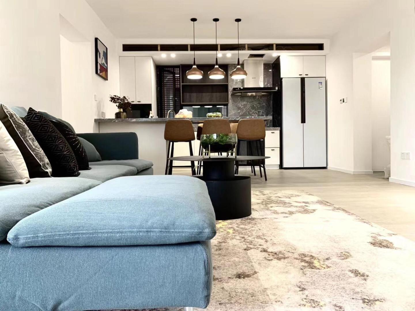 Eastern Hub - Jing'an Temple Branch Stylish 3-Bedroom in Bustling Area, Surrounded by Trendy Bistro and Bar Street, Only 100m from Subway