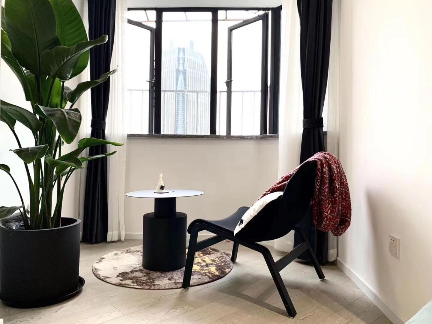 Eastern Hub - Jing'an Temple Branch Stylish 3-Bedroom in Bustling Area, Surrounded by Trendy Bistro and Bar Street, Only 100m from Subway