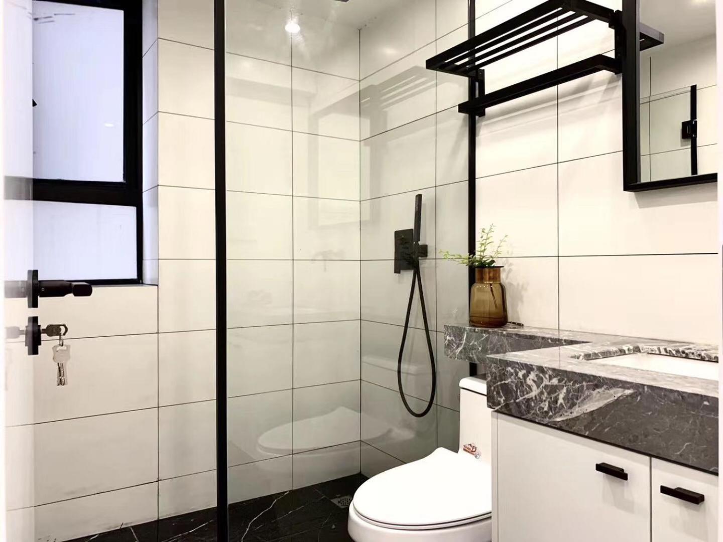 Eastern Hub - Jing'an Temple Branch Stylish 3-Bedroom in Bustling Area, Surrounded by Trendy Bistro and Bar Street, Only 100m from Subway