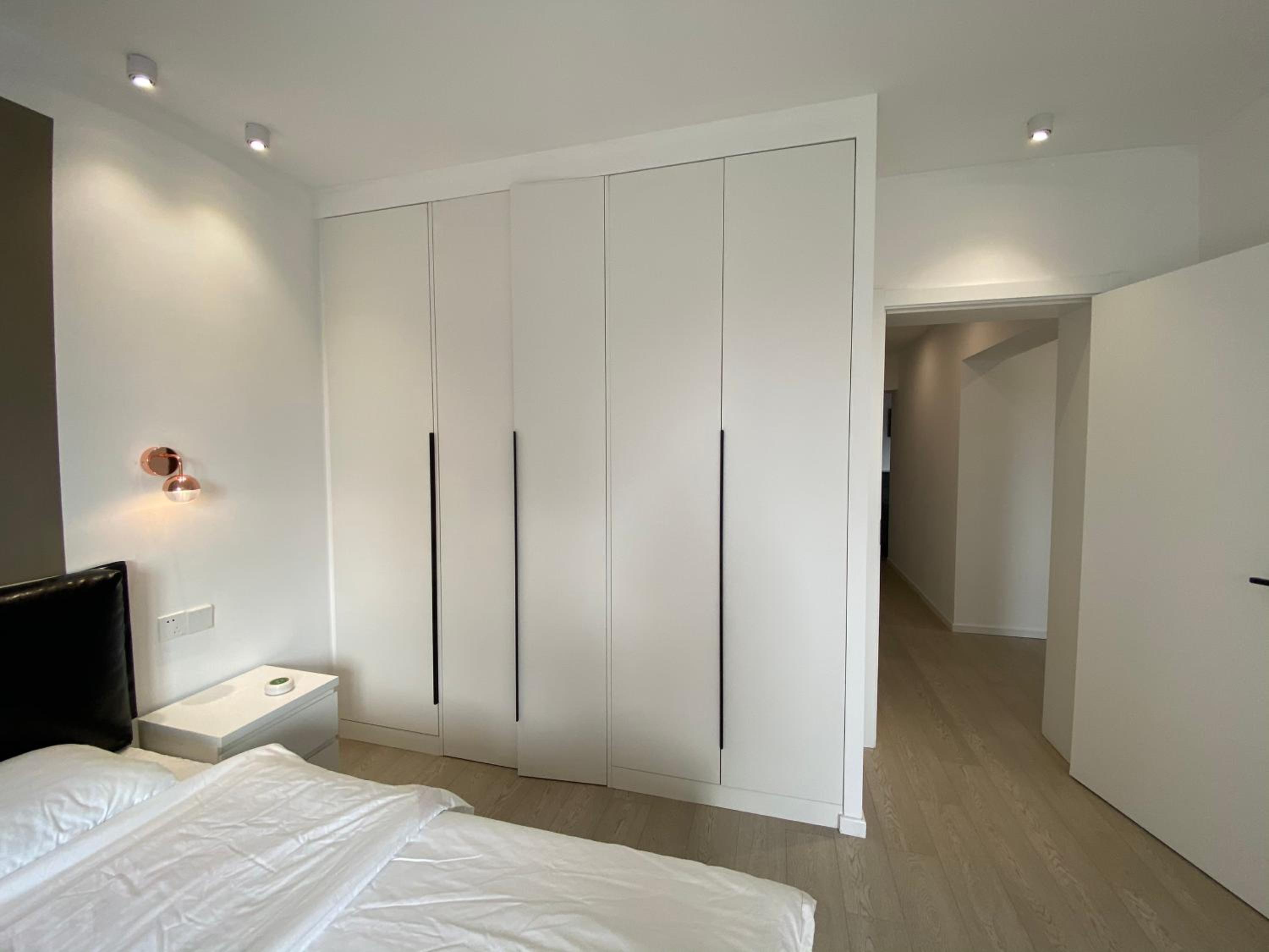 Eastern Hub - Jing'an Temple Branch Stylish 3-Bedroom in Bustling Area, Surrounded by Trendy Bistro and Bar Street, Only 100m from Subway