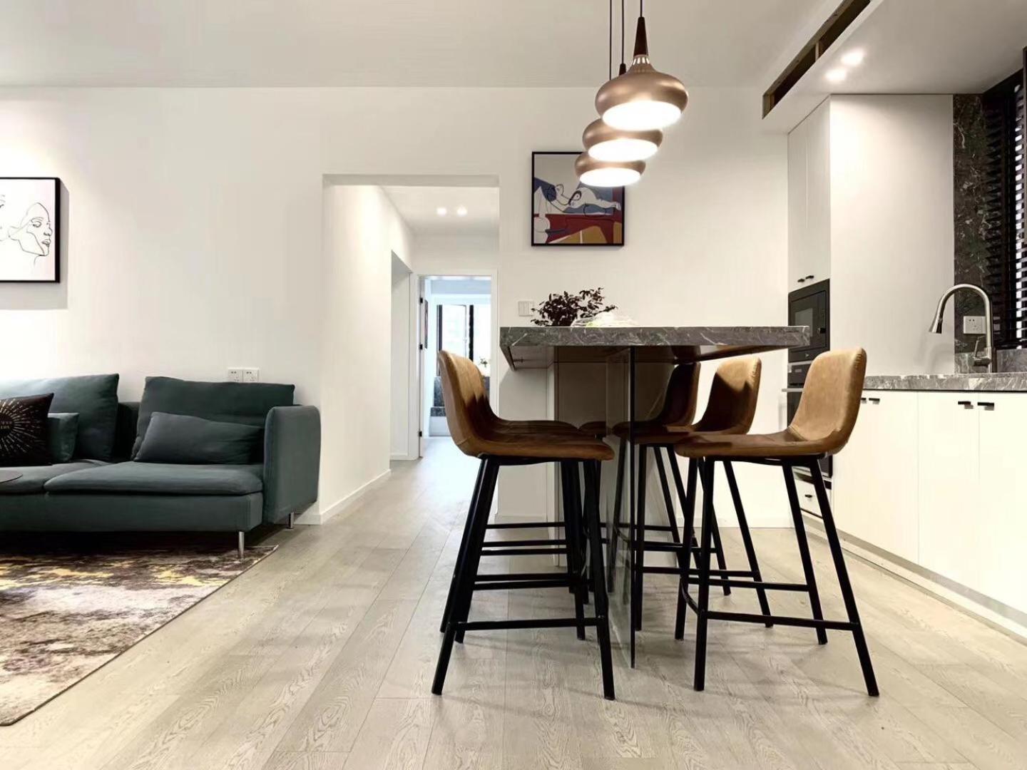 Eastern Hub - Jing'an Temple Branch Stylish 3-Bedroom in Bustling Area, Surrounded by Trendy Bistro and Bar Street, Only 100m from Subway