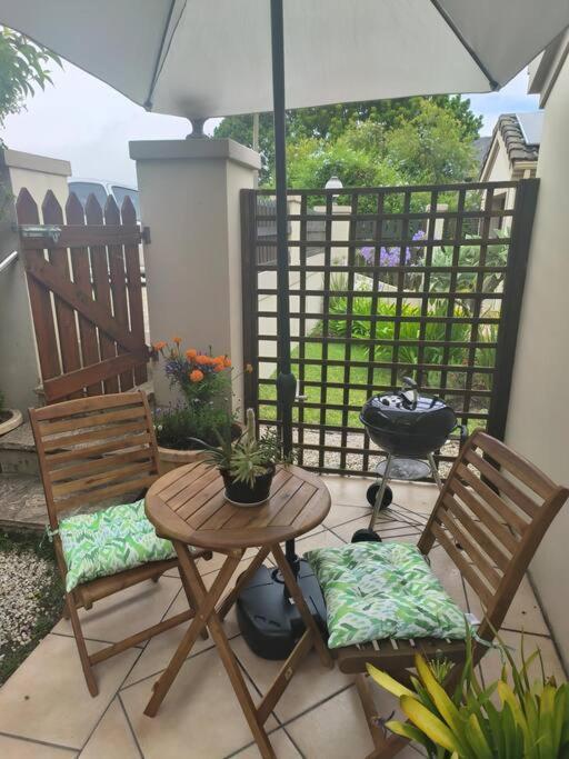 Knysna Cute and cottagey ! view 4