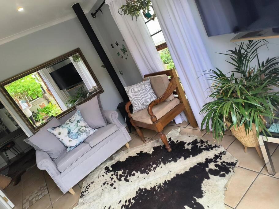Knysna Cute and cottagey ! view 5