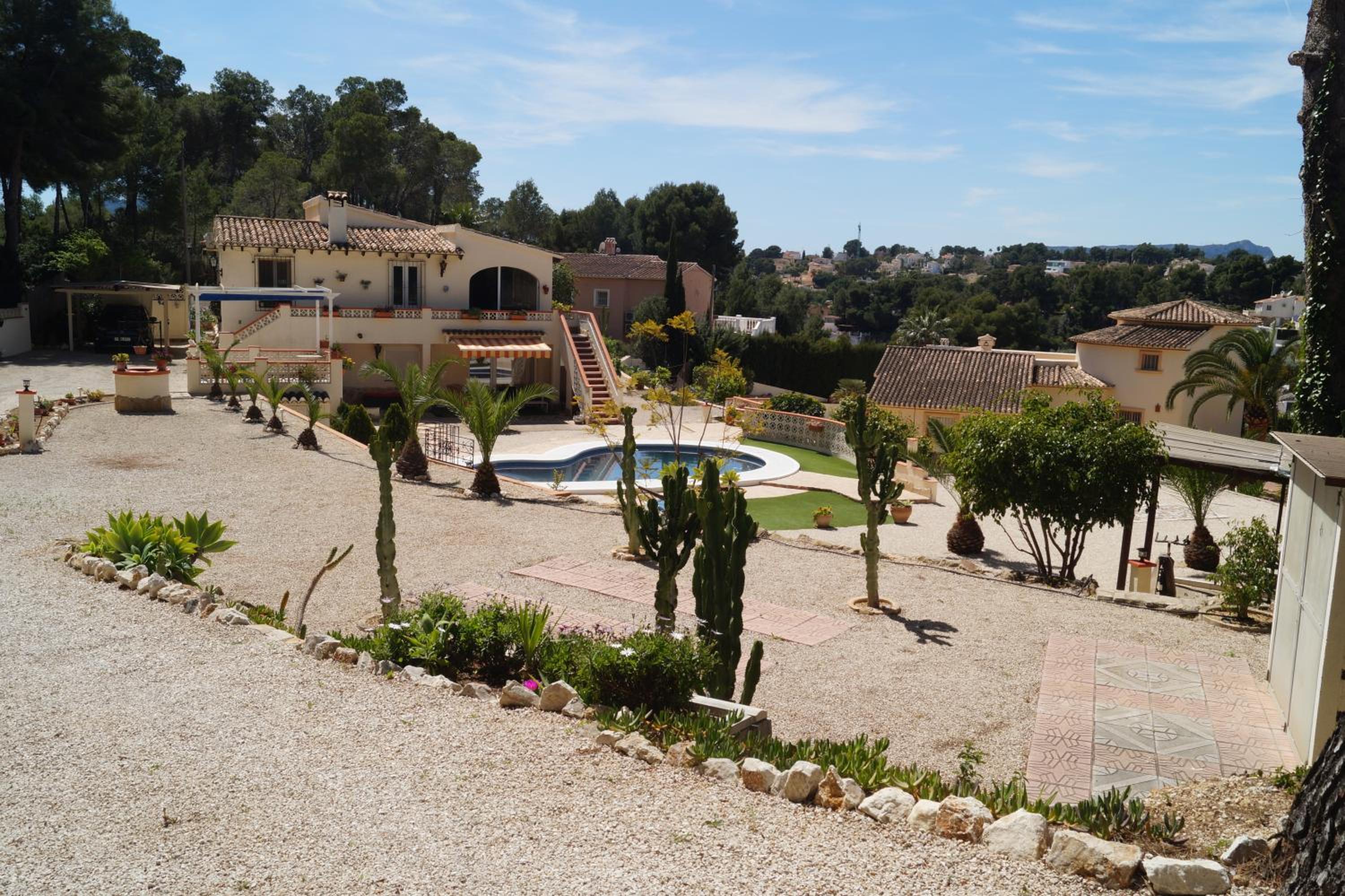 Private/separate floor apartment in a villa near beach